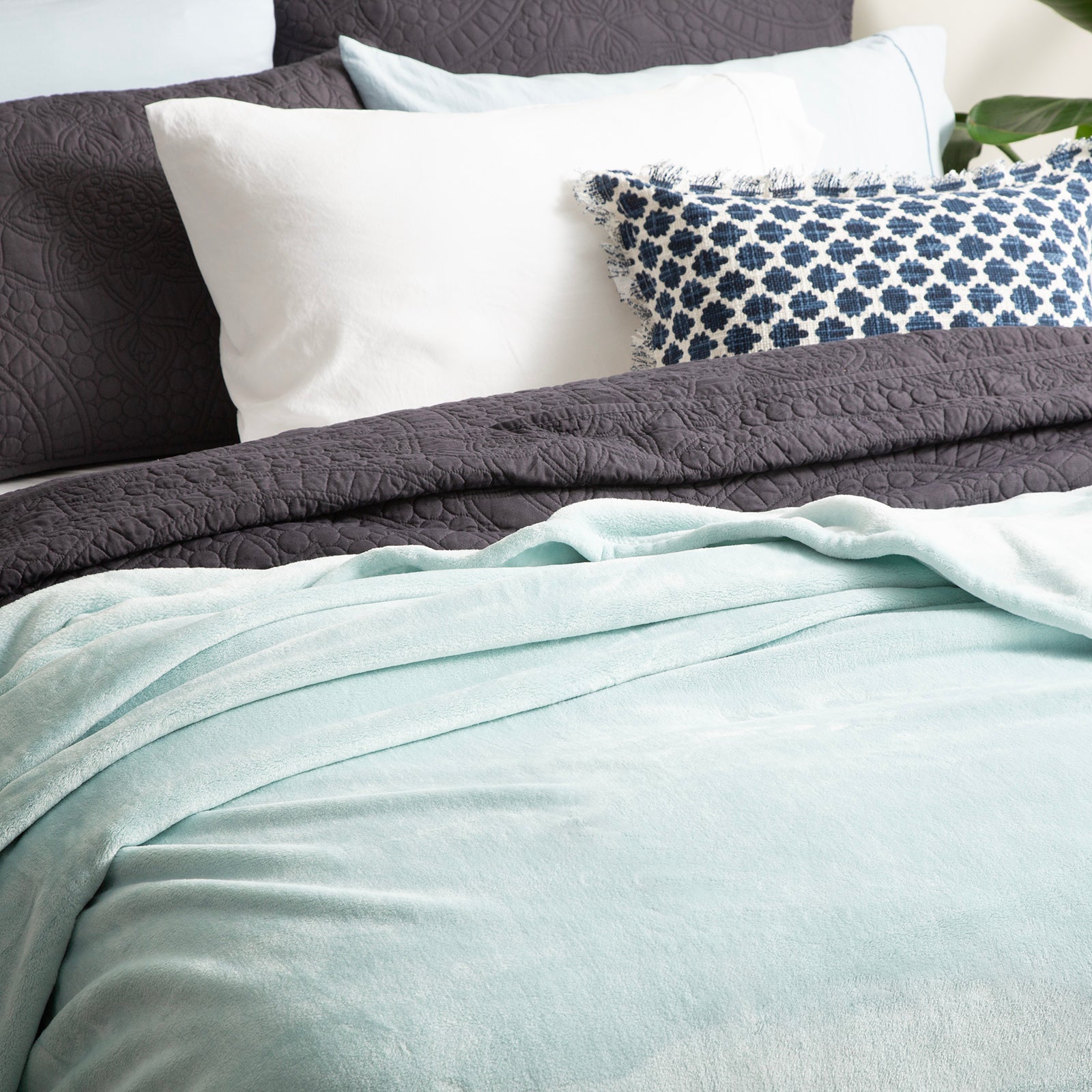 Renee Taylor Plush 380 GSM Ultra Soft Velvet Blanket - BLUE Renee Taylor