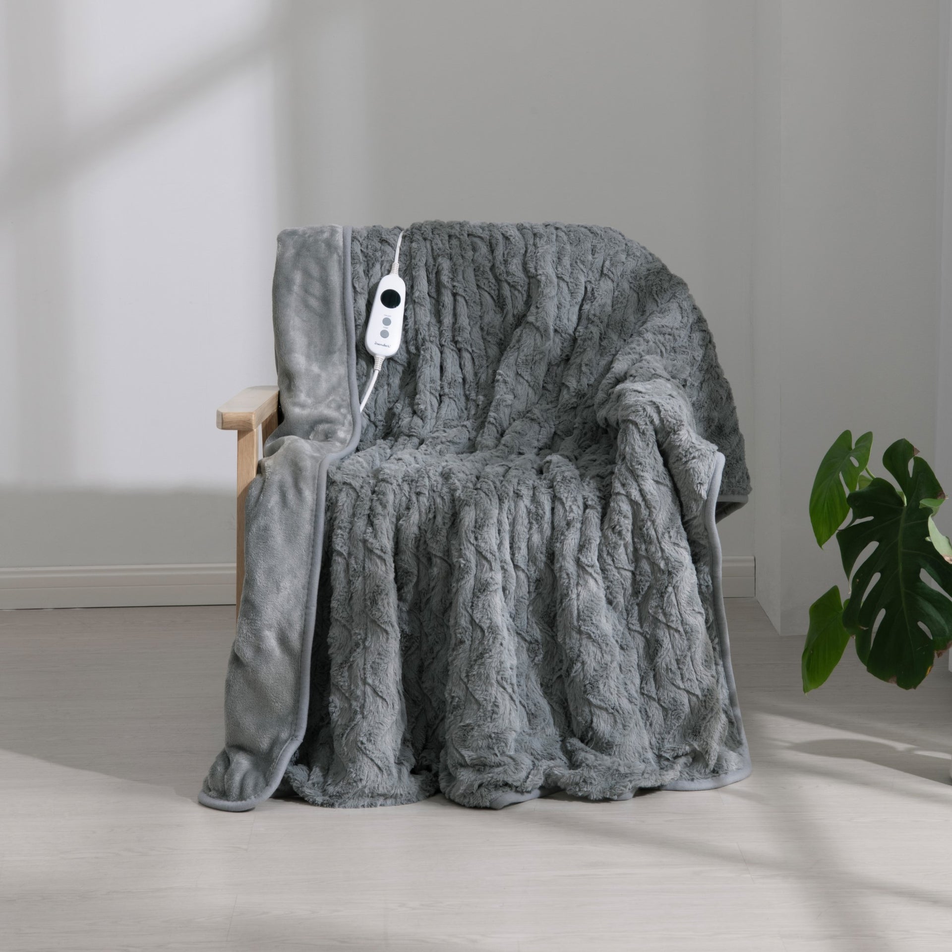 Dreamaker Felix 500Gsm Faux Fur Heated Throw Silver 130X160Cm