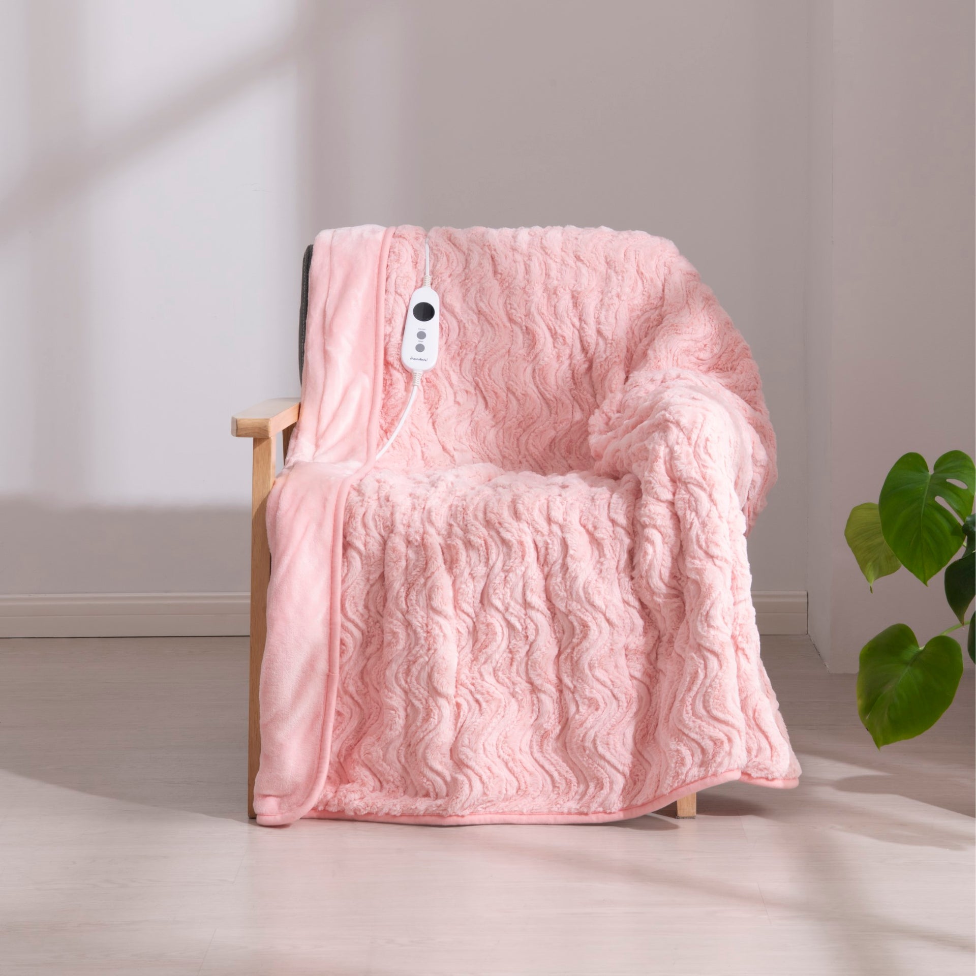 Dreamaker Felix 500Gsm Faux Fur Heated Throw Pink 120X160Cm