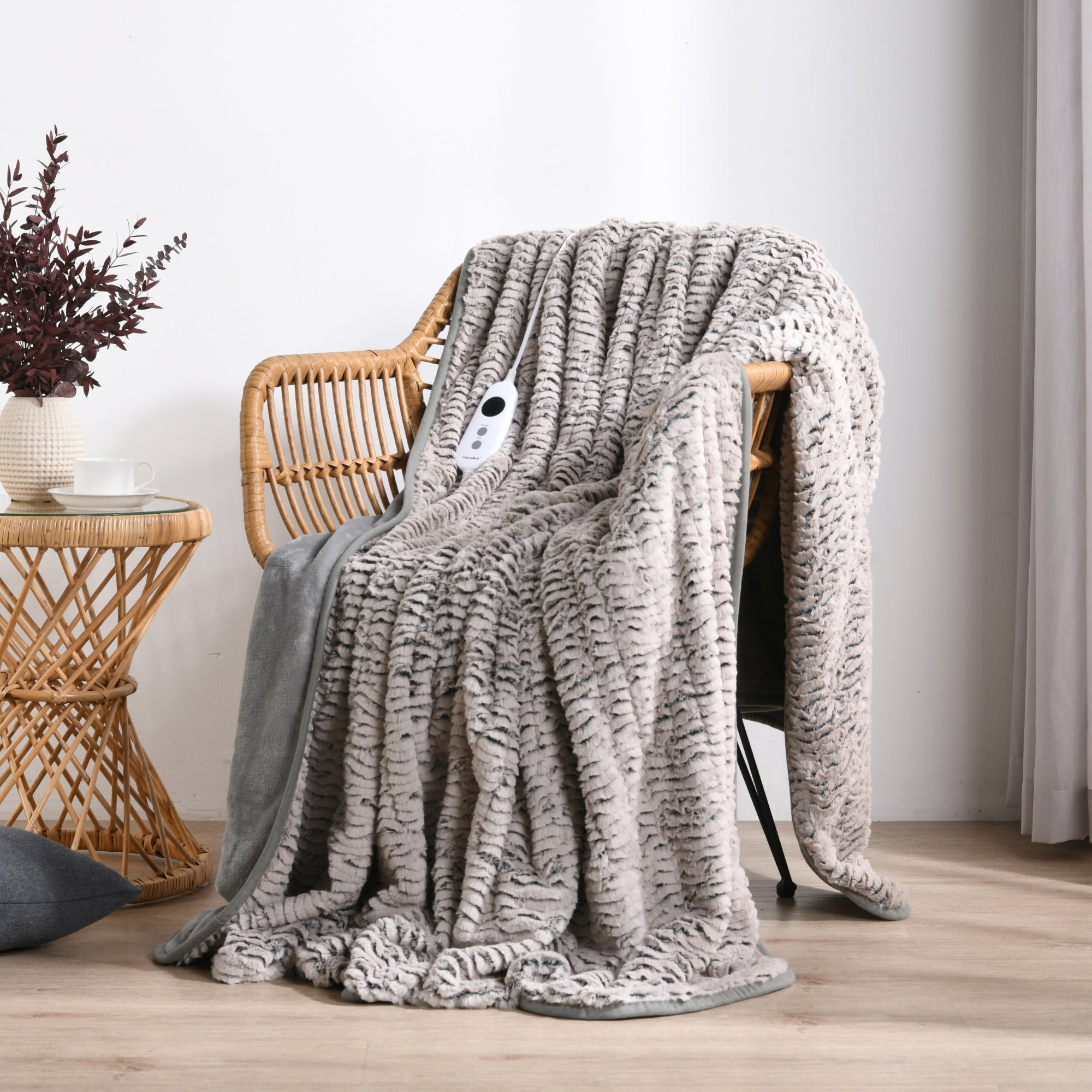 Dreamaker Chinchilla Faux Fur Heated Throw 130X160Cm