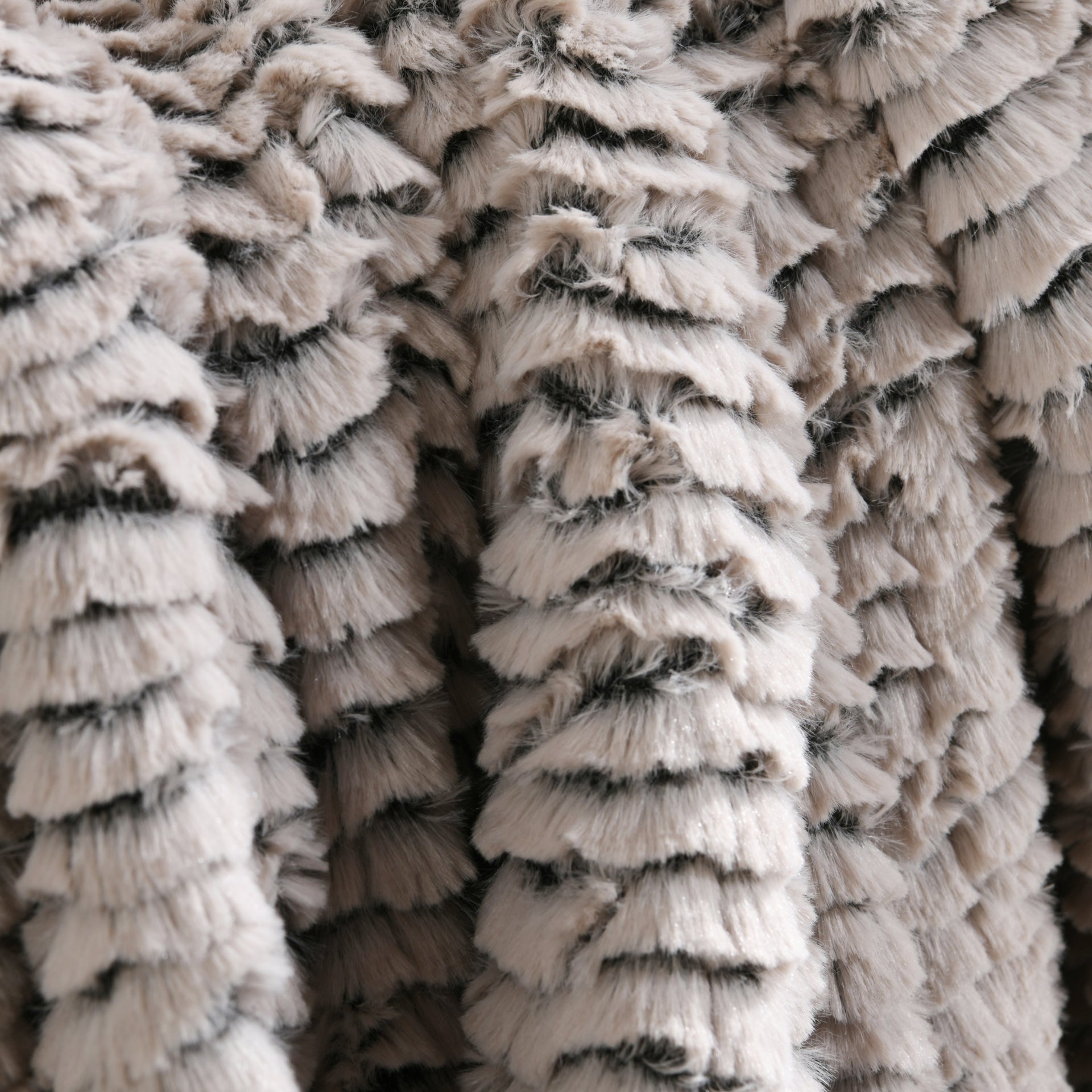 Dreamaker Chinchilla Faux Fur Heated Throw 130X160Cm