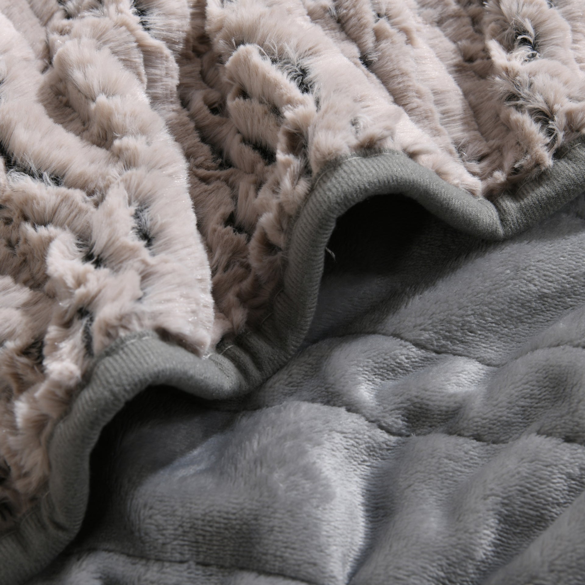 Dreamaker Chinchilla Faux Fur Heated Throw 130X160Cm