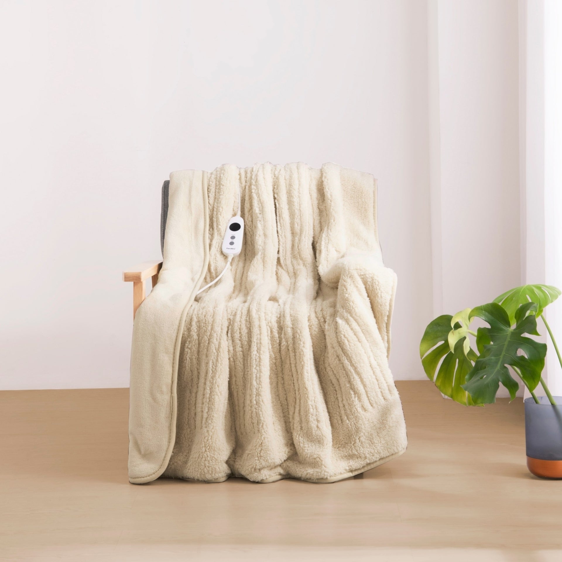Dreamaker Eve Reversible Sherpa & Coral Fleece Heated Throw 130X160Cm Cream