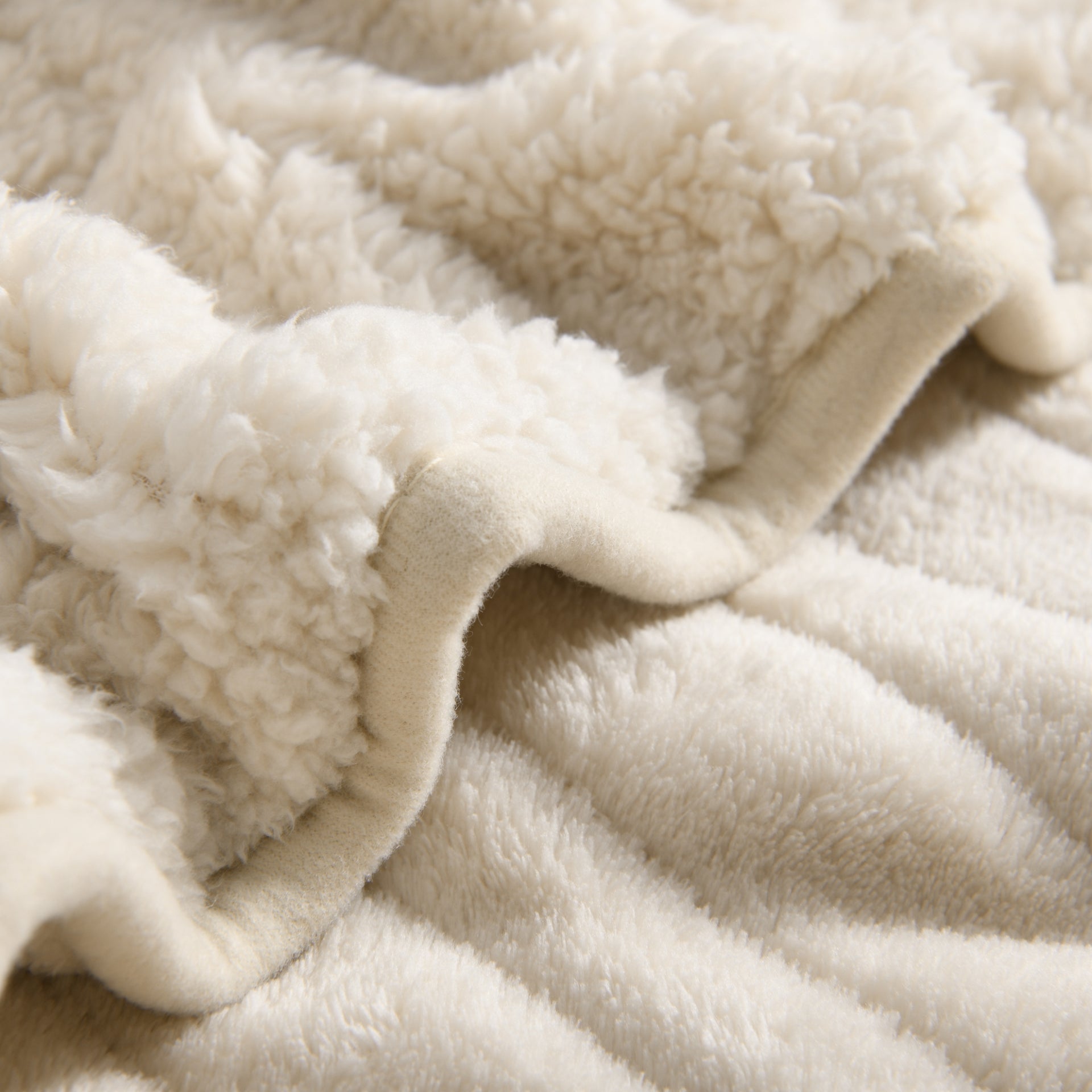 Dreamaker Eve Reversible Sherpa & Coral Fleece Heated Throw 130X160Cm Cream