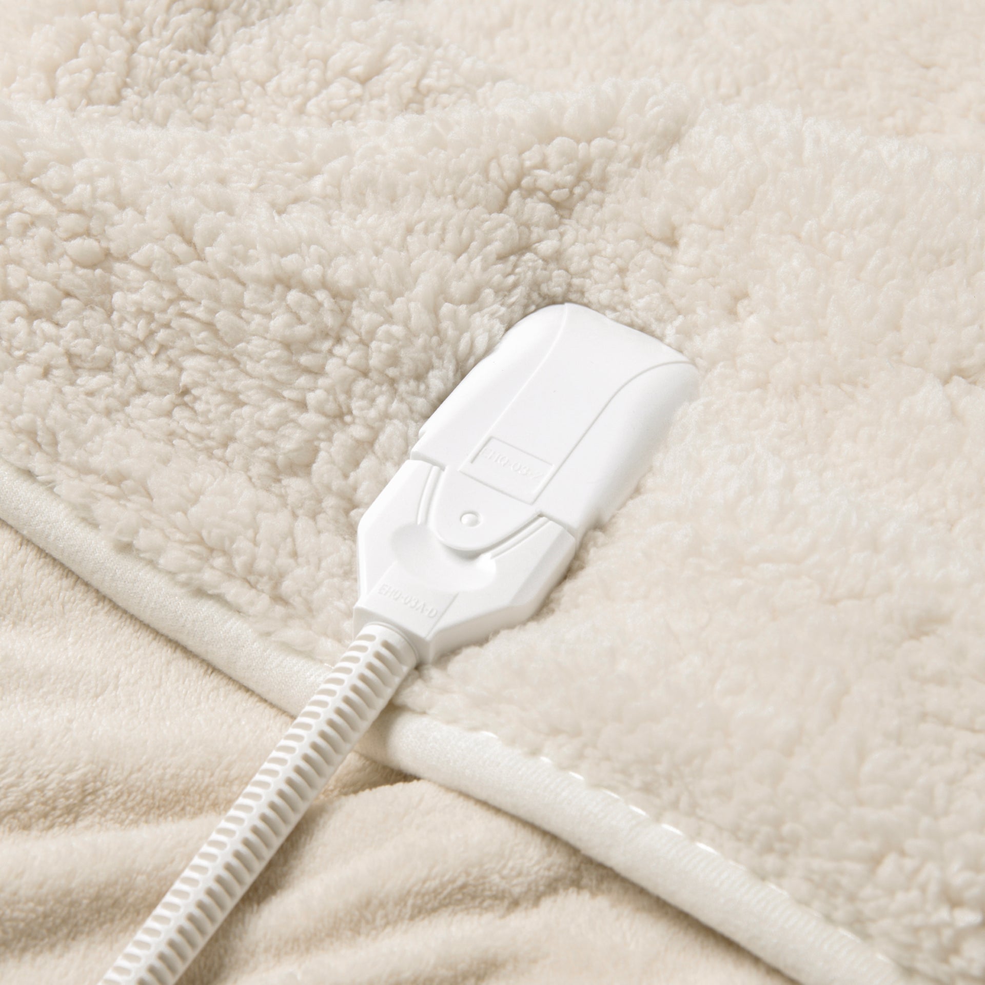Dreamaker Eve Reversible Sherpa & Coral Fleece Heated Throw 130X160Cm Cream