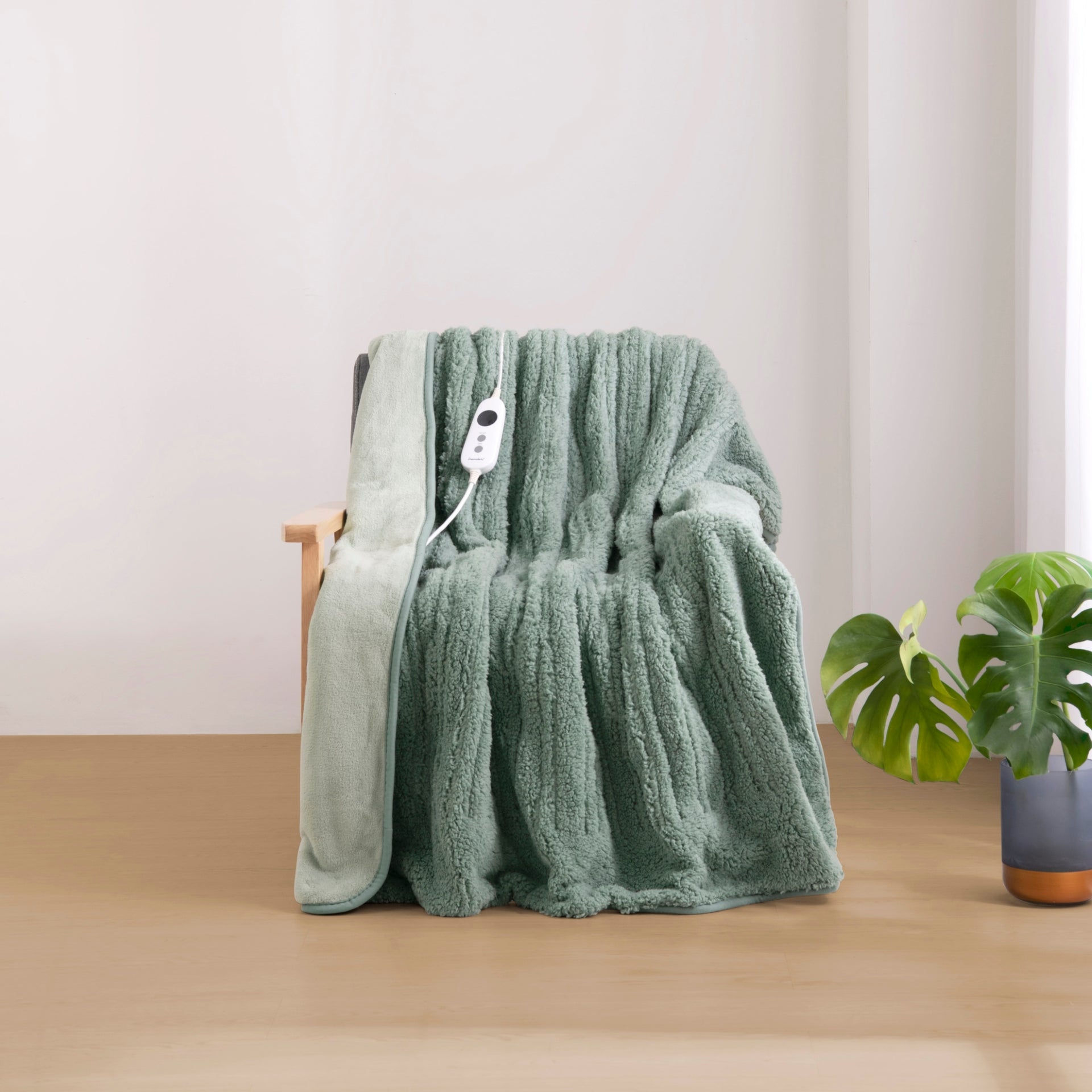 Dreamaker Eve Reversible Sherpa & Coral Fleece Heated Throw 130X160Cm Olive/Sage