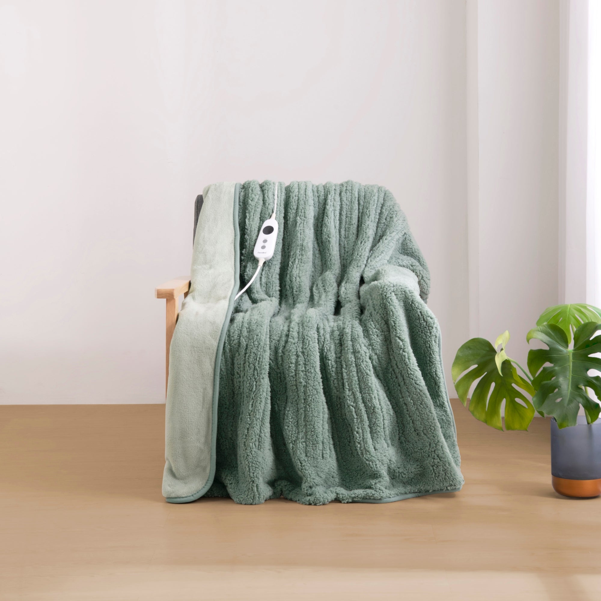 Dreamaker Eve Reversible Sherpa & Coral Fleece Heated Throw 130X160Cm Olive/Sage
