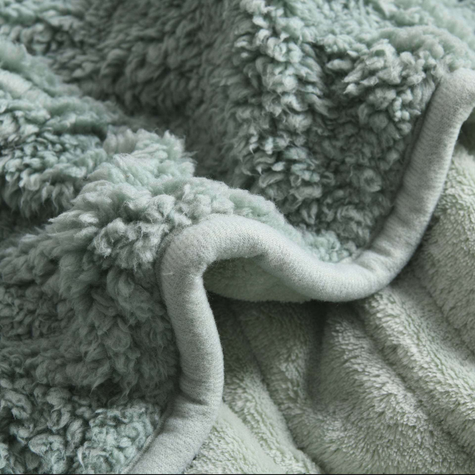 Dreamaker Eve Reversible Sherpa & Coral Fleece Heated Throw 130X160Cm Olive/Sage