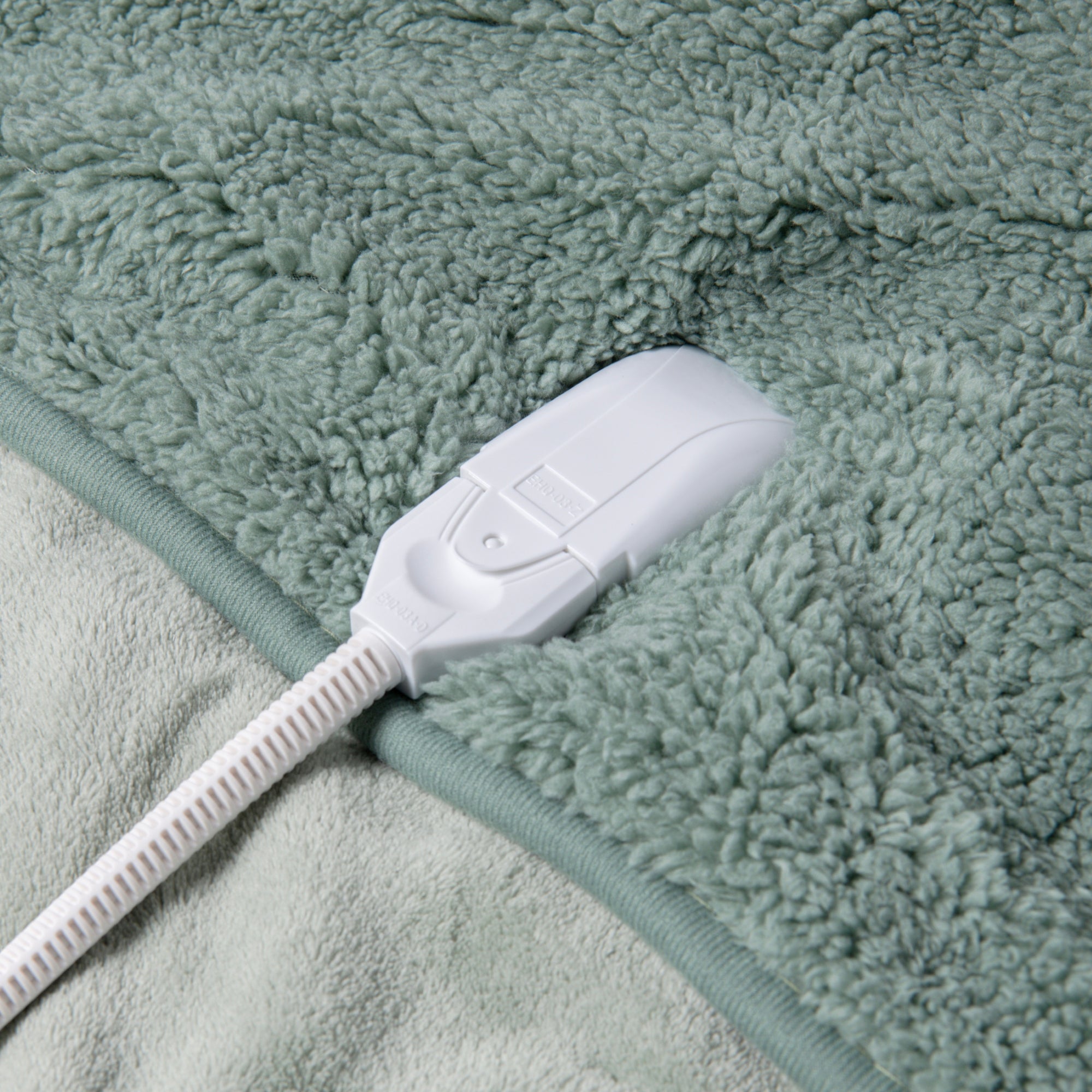Dreamaker Eve Reversible Sherpa & Coral Fleece Heated Throw 130X160Cm Olive/Sage