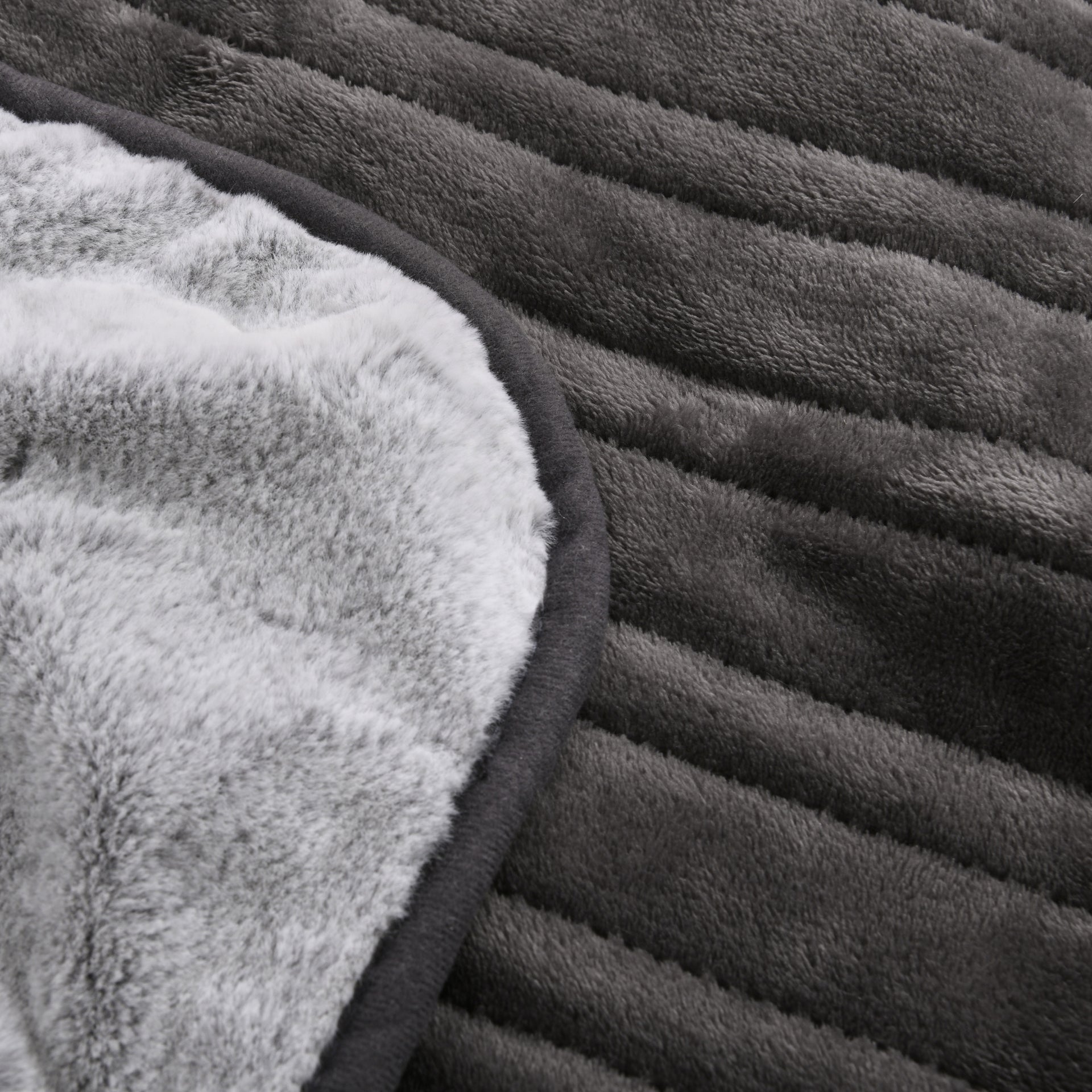 Dreamaker Faux Mink Heated Throw 160X120Cm Silver With White Tip