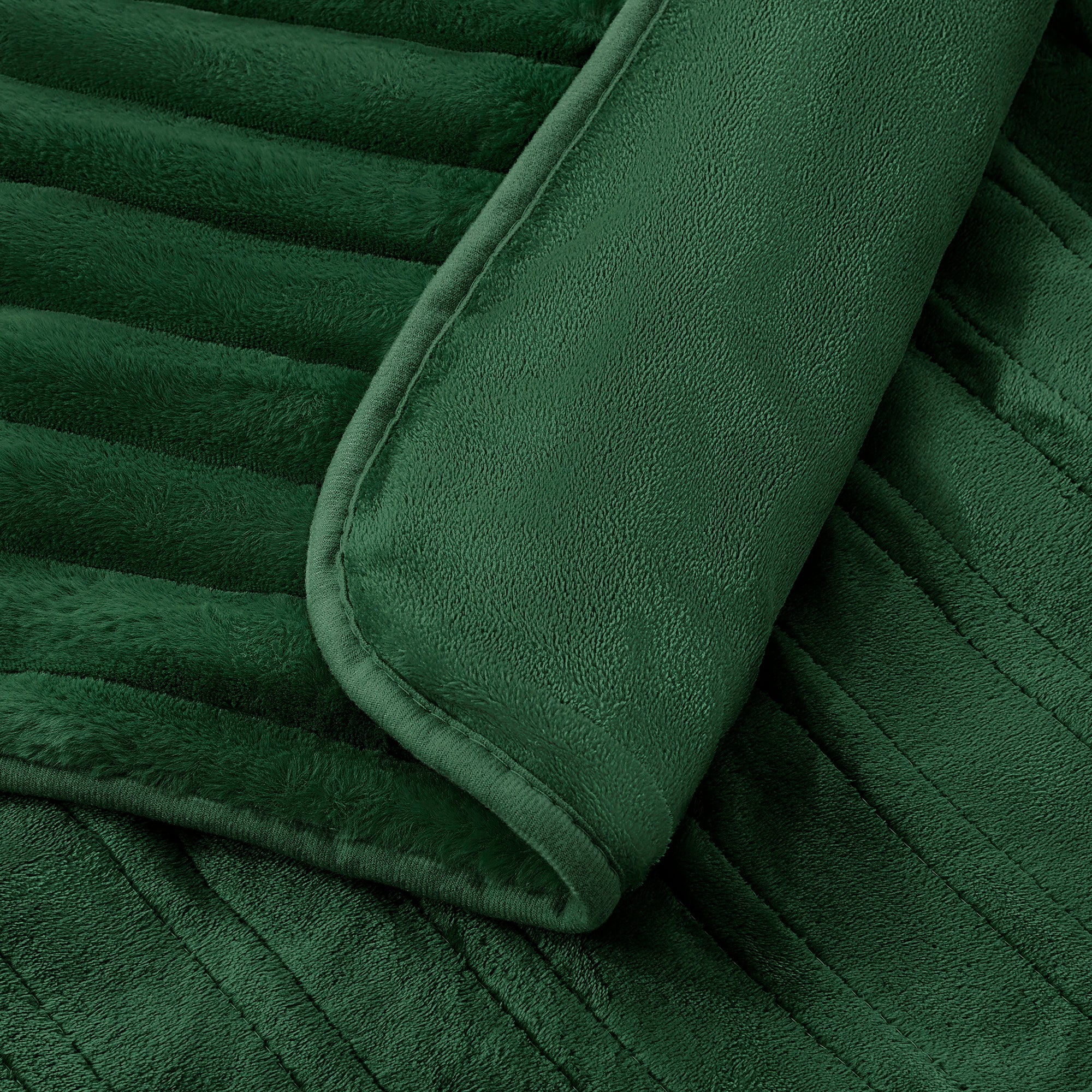 Dreamaker Cirra Chunky Embossed Fleece Heated Throw Emerald Green 130X160Cm