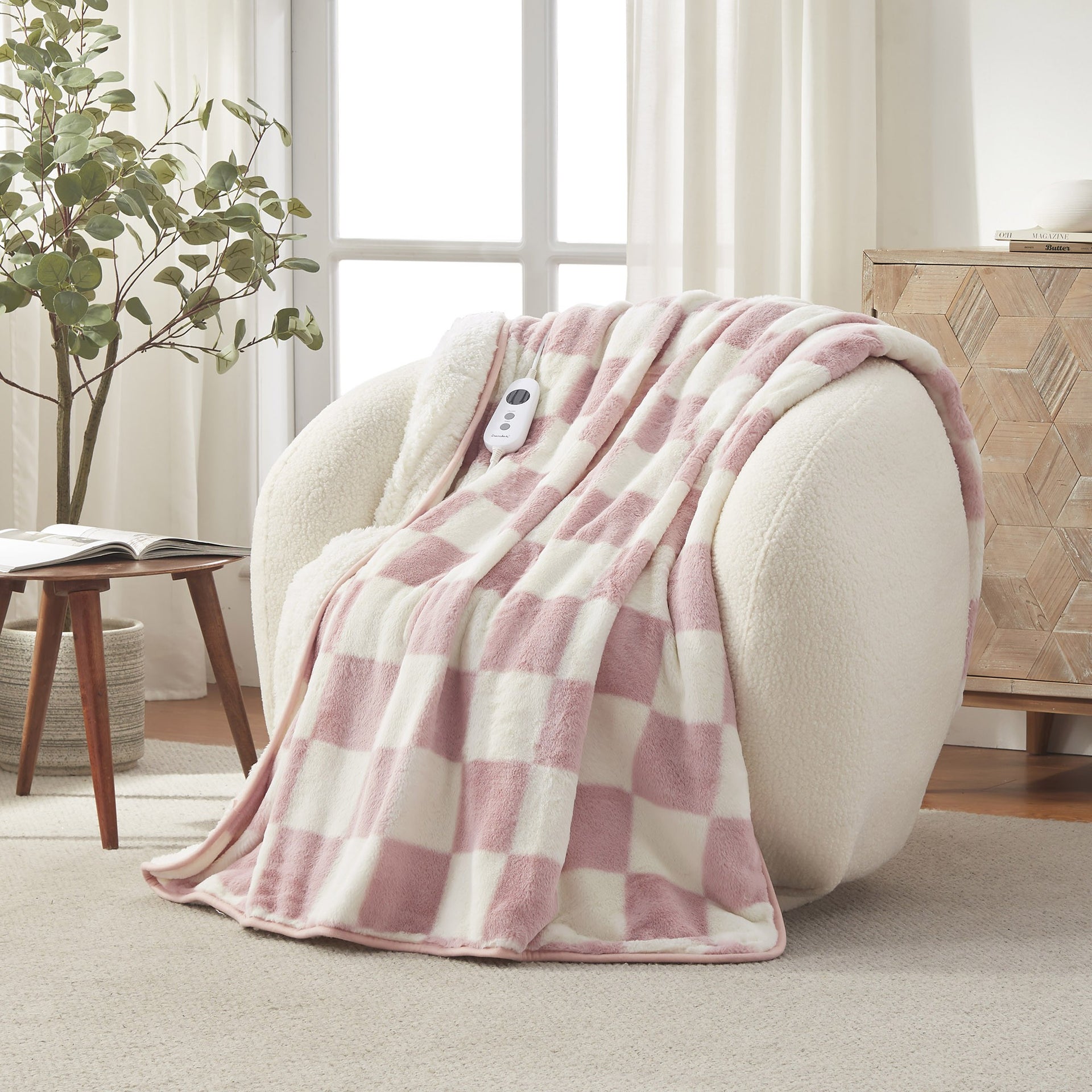 Dreamaker Axia Checkered Plush Heated Throw Pink & Cream 130X160Cm