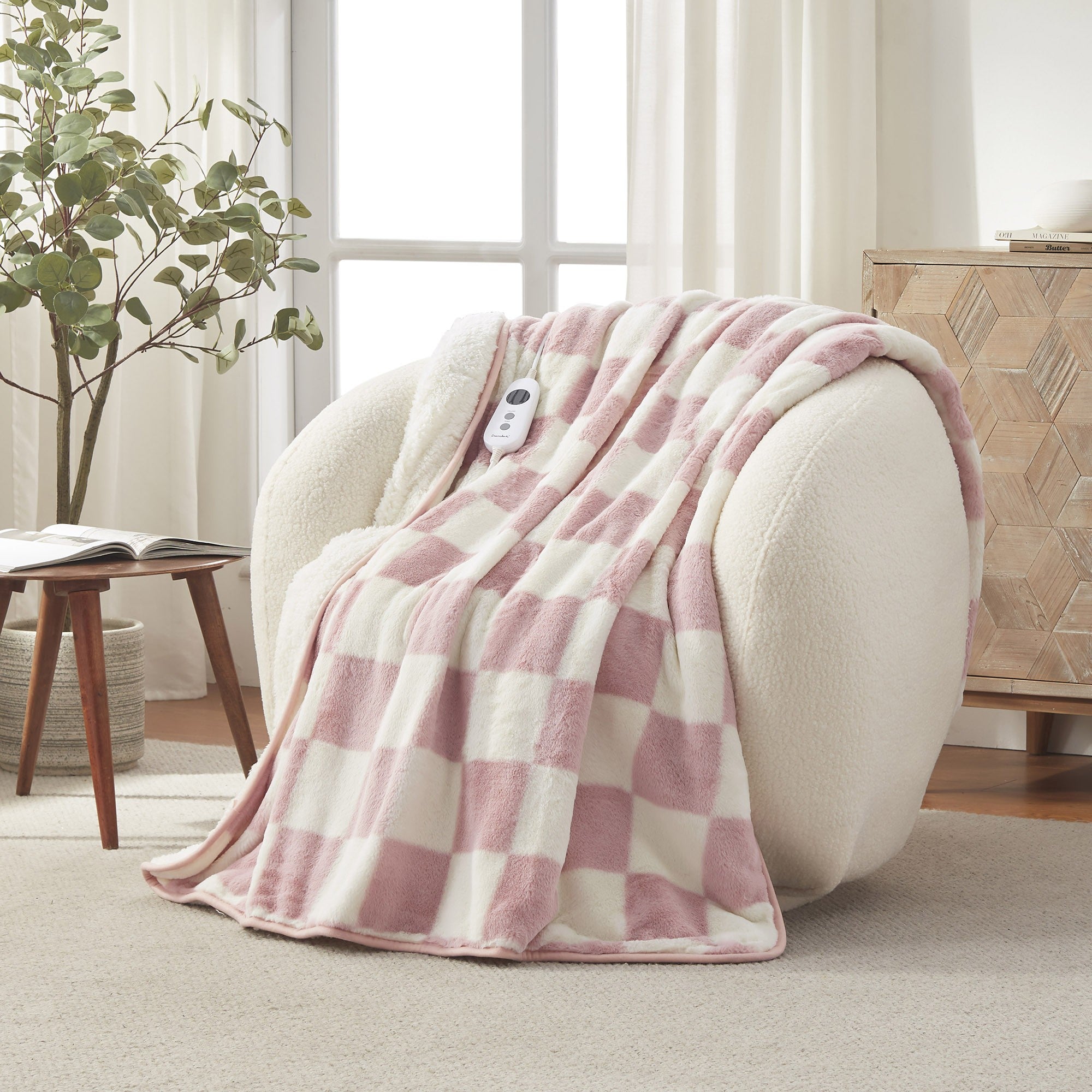 Dreamaker Axia Checkered Plush Heated Throw Pink & Cream 130X160Cm
