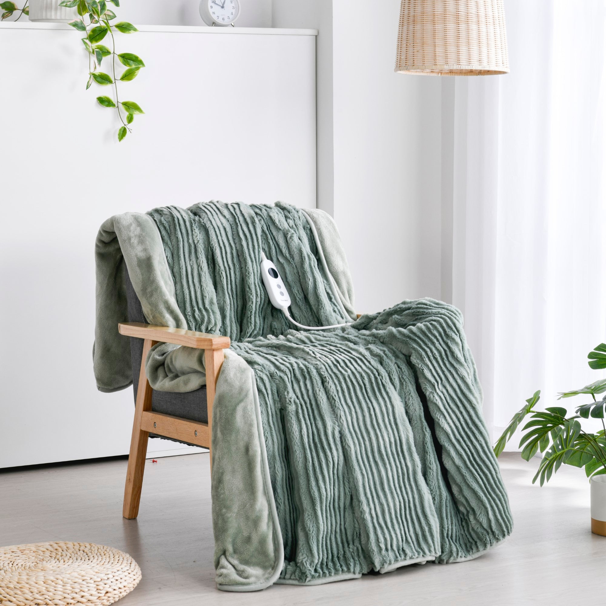 Dreamaker Millie Eyelash Fleece Reversible Heated Throw Faded Green & Sage  130 X 160Cm