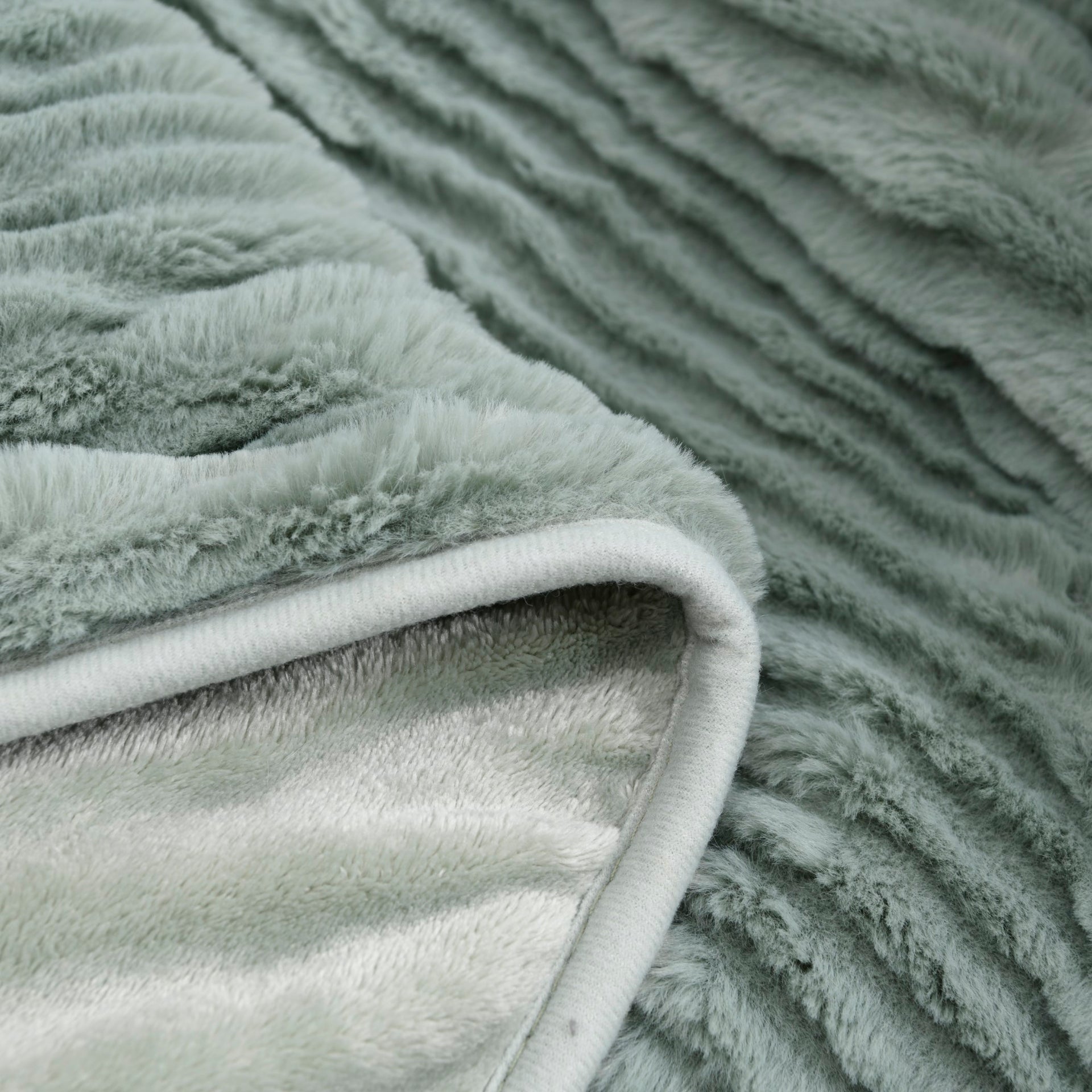 Dreamaker Millie Eyelash Fleece Reversible Heated Throw Faded Green & Sage  130 X 160Cm