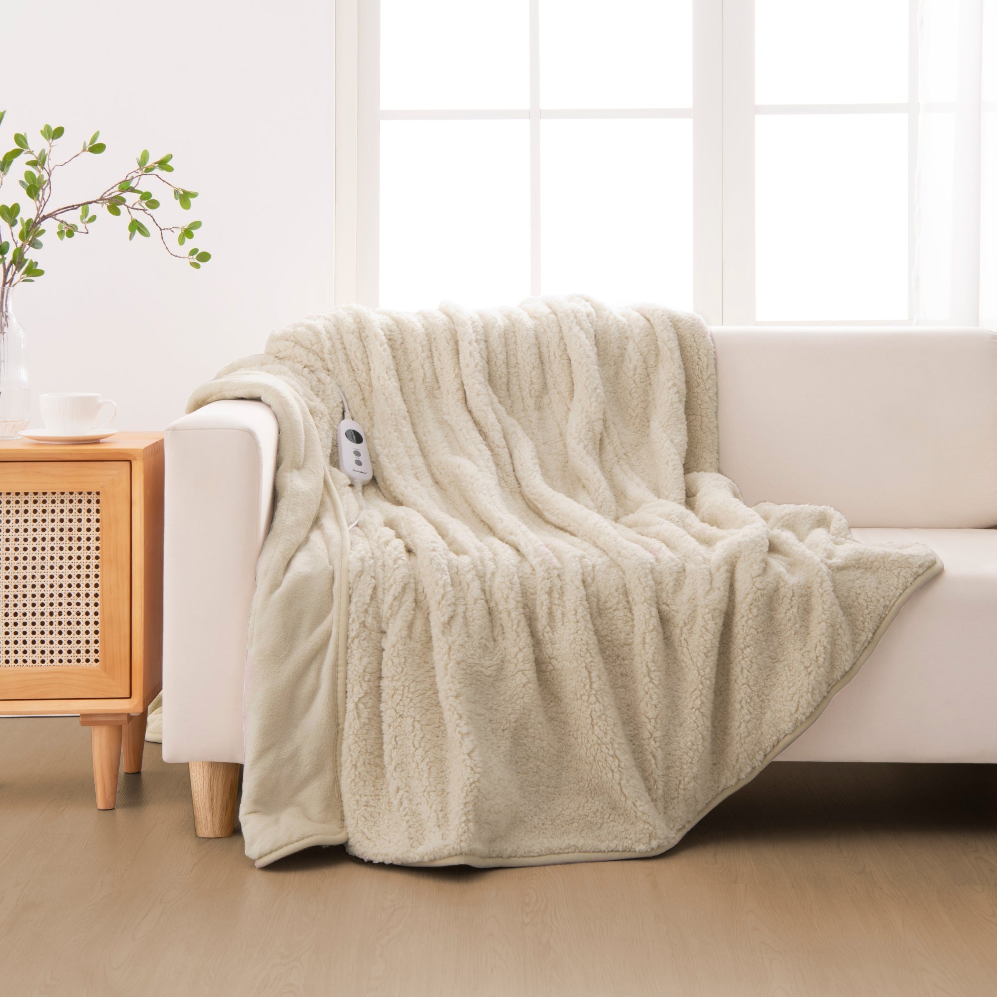 Dreamaker Eve Reversible Sherpa & Coral Fleece Heated Throw Cream 180X200Cm