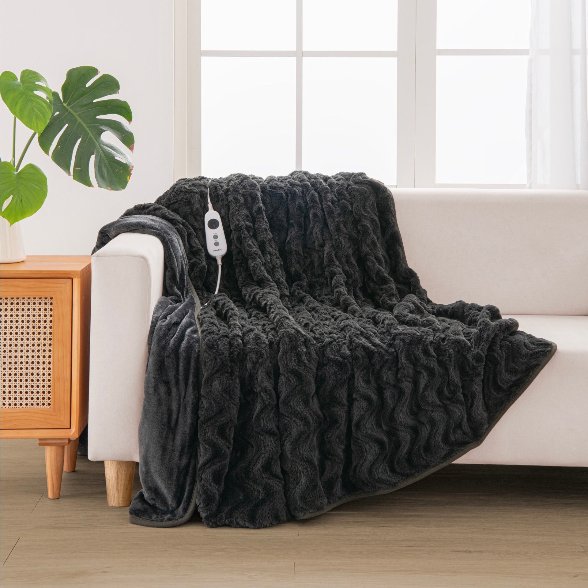 Dreamaker Felix 500Gsm Faux Fur Heated Throw Extra Large Charcoal 180X200Cm