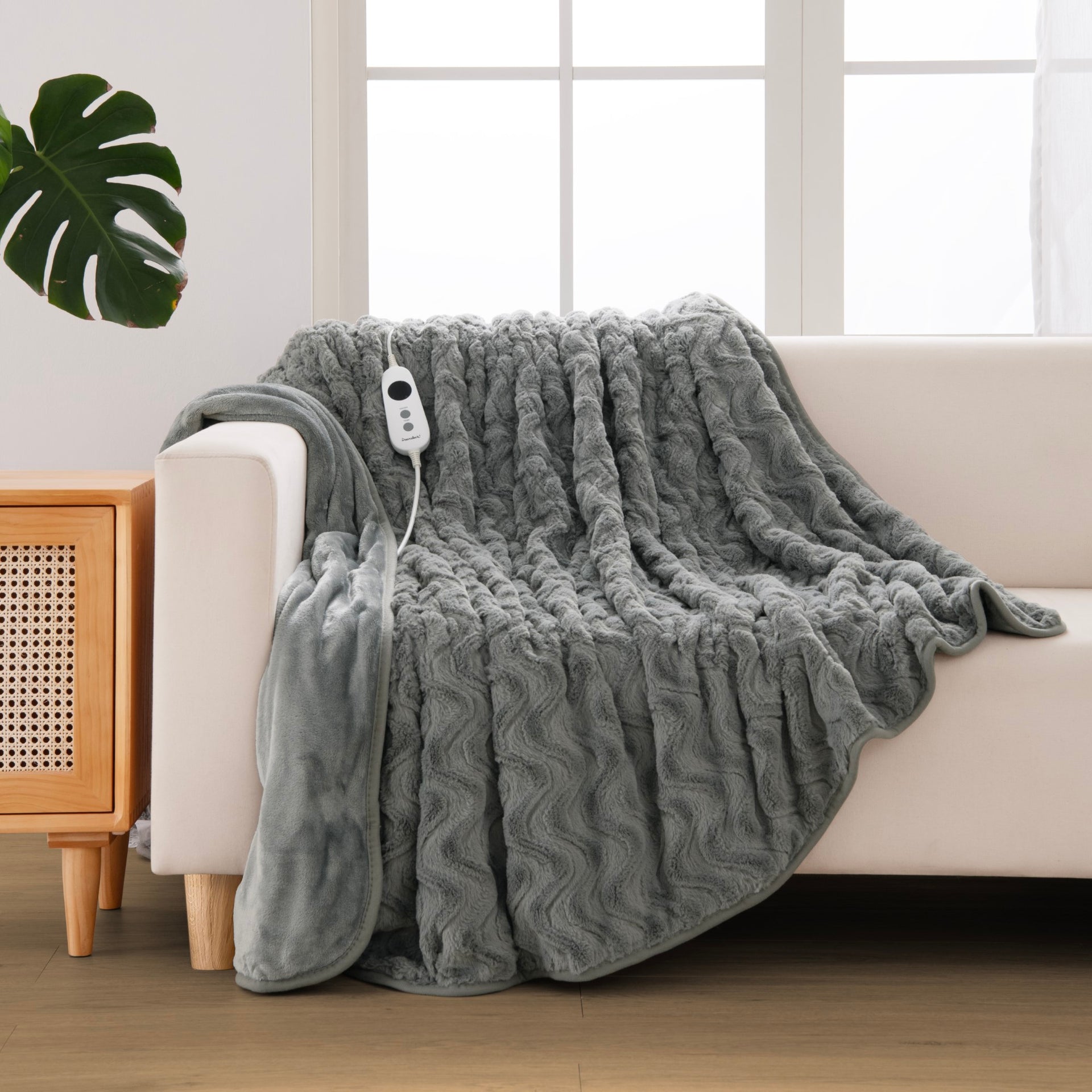 Dreamaker Felix 500Gsm Faux Fur Heated Throw Extra Large Silver Grey 180X200Cm