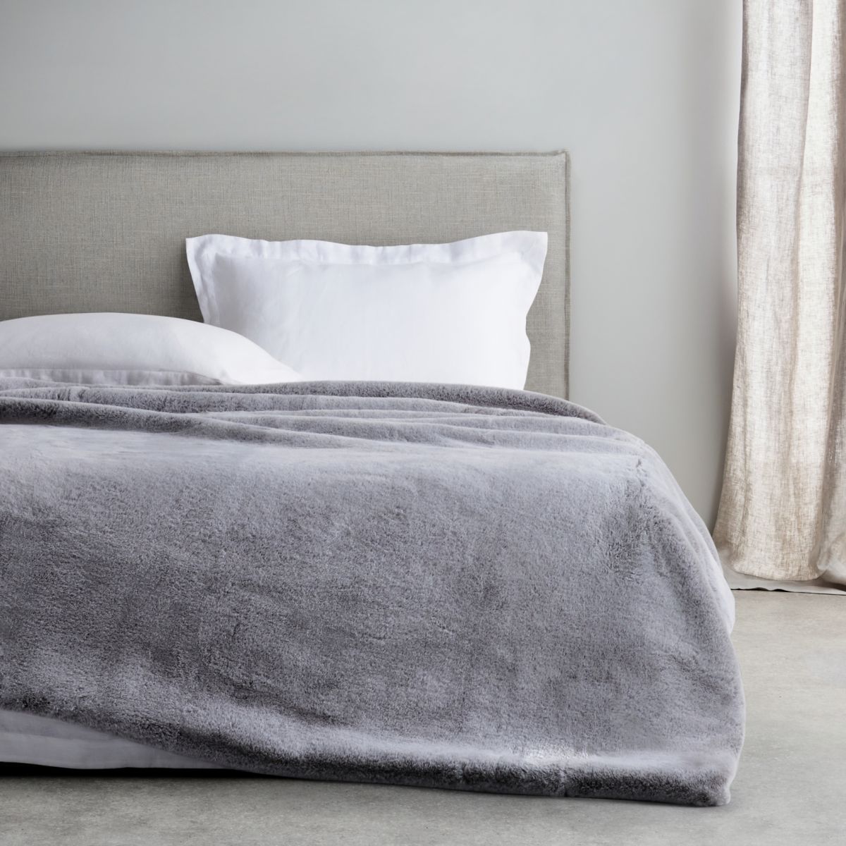 Sheridan Carlson Luxuriously Soft Plush Blanket - Smoke