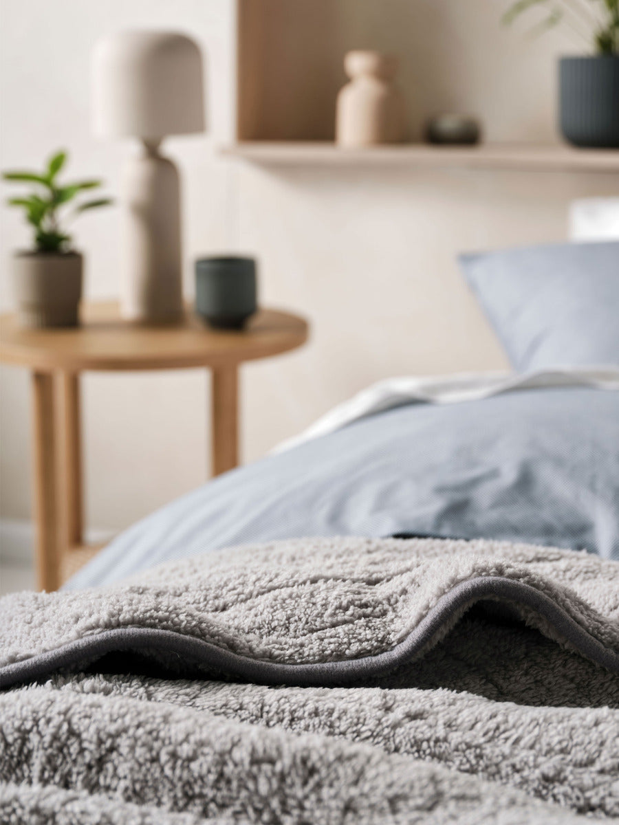 LINEN HOUSE PLUSH SHERPA HEATED THROW