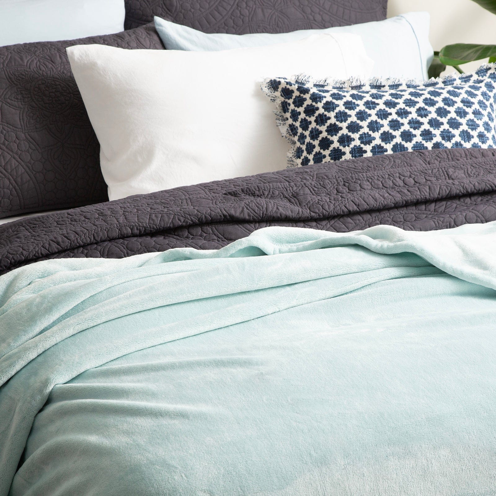 Renee Taylor Blanket Plush 380 GSM Ultra Soft Velvet Blanket - BLUE