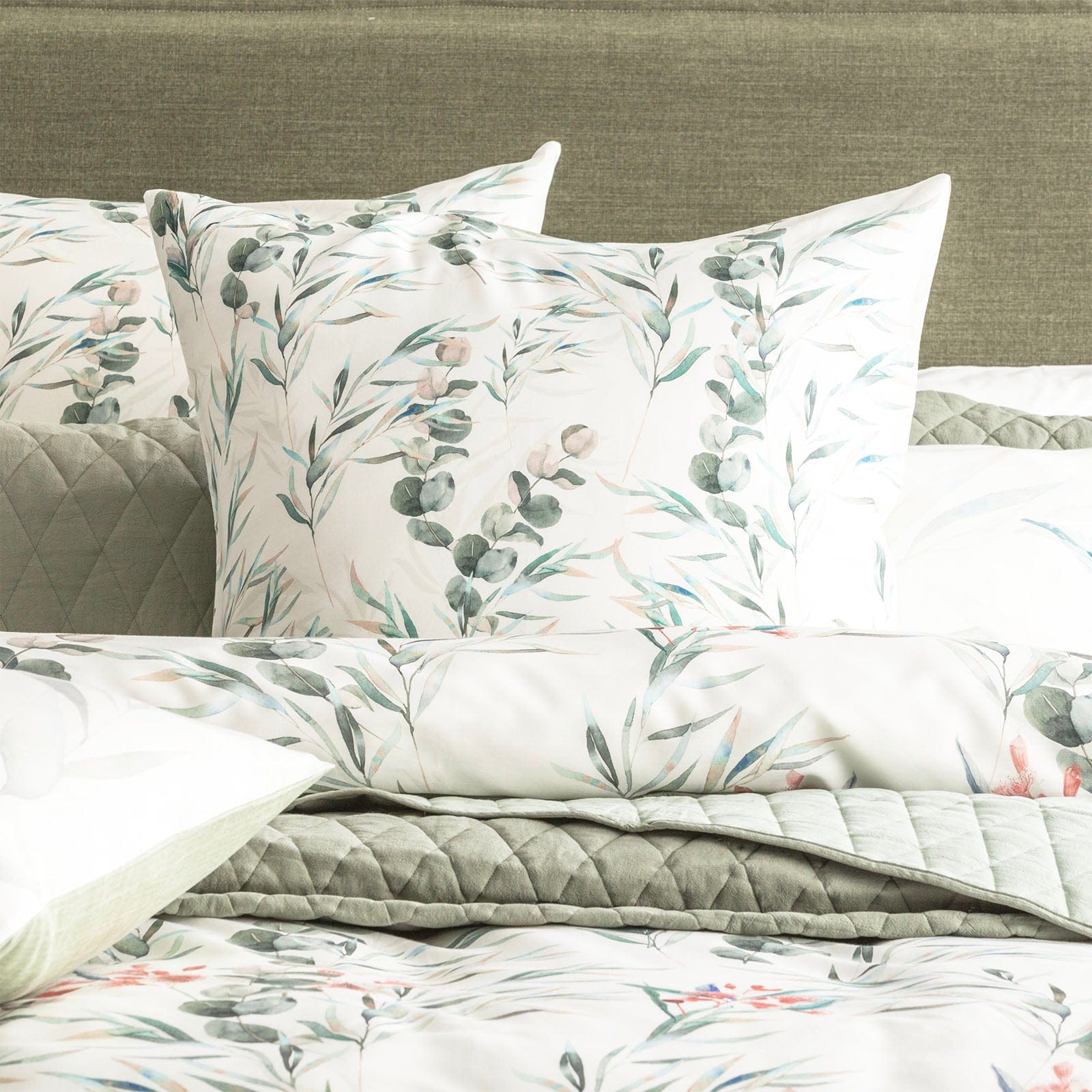 Renee Taylor Quilt Cover 300 TC Cotton Reversible Quilt cover Set - Gum Blossom
